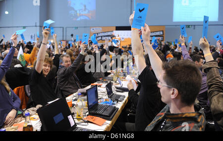 Mitglieder der Partei halten Stimmkarten während der Bundespartei Treffen der Piratenpartei in Neumünster, Deutschland, 28. April 2012. Mitglieder der Partei wählt einen neuen Bundesvorstand. Foto: Marcus Brandt Stockfoto