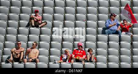 Fans von Fußball Bundesligisten FC Bayern München sitzen in der Sonne vor der Bundesliga-Fußball-match zwischen FC Bayern München und VfB Stuttgart in der Allianz Arena in München, 28. April 2012. Foto: Sven Hoppe (Achtung: EMBARGO Bedingungen! Die DFL ermöglicht die weitere Nutzung der Bilder im IPTV, mobile Dienste und anderen neuen Technologien nur nicht früher als zwei Stockfoto