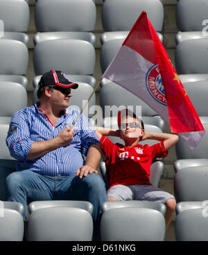 Fans von Fußball Bundesligisten FC Bayern München sitzen in der Sonne vor der Bundesliga-Fußball-match zwischen FC Bayern München und VfB Stuttgart in der Allianz Arena in München, 28. April 2012. Foto: Sven Hoppe (Achtung: EMBARGO Bedingungen! Die DFL ermöglicht die weitere Nutzung der Bilder im IPTV, mobile Dienste und anderen neuen Technologien nur nicht früher als zwei Stockfoto