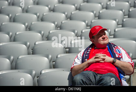 Fans von Fußball Bundesligisten FC Bayern München sitzen in der Sonne vor der Bundesliga-Fußball-match zwischen FC Bayern München und VfB Stuttgart in der Allianz Arena in München, 28. April 2012. Foto: Sven Hoppe (Achtung: EMBARGO Bedingungen! Die DFL ermöglicht die weitere Nutzung der Bilder im IPTV, mobile Dienste und anderen neuen Technologien nur nicht früher als zwei Stockfoto