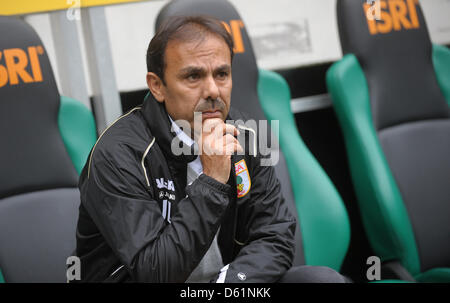 Augsburgs Trainer Jos Luhukay ist vor der Bundesliga-Fußballspiel zwischen Borussia Moenchengladbach und FC Augsburg und Wellen im Borussia-Park in Mönchengladbach, 28. April 2012 abgebildet. Foto: JONAS GUETTLER (Achtung: EMBARGO Bedingungen! Die DFL ermöglicht die weitere Nutzung der Bilder im IPTV, mobile Dienste und anderen neuen Technologien erst frühestens Stockfoto