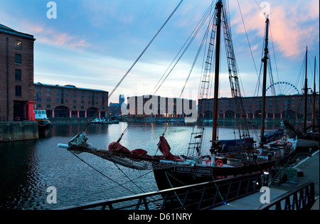 Das Albert Dock Designed by Jesse Hartley und Philip Hardwick und eröffnete im Jahre 1846, Liverpool, Merseyside, England Stockfoto