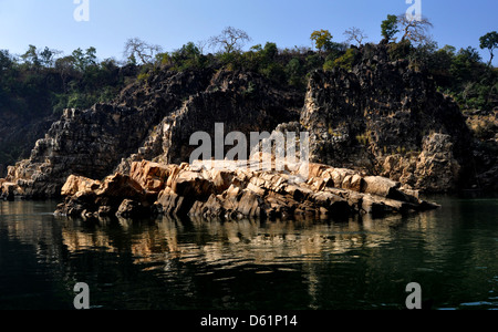 Narmada Fluss fließt durch eine Schlucht oder Schlucht des Marmor-Felsen in Bhedaghat in Jabalpur Bezirk der zentralen indischen Madhya Pradesh Stockfoto