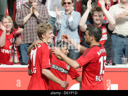 Leverkusens Stefan Kiessling (L) feiert seinen Treffer 1: 0 Michael Ballack während der Fußball-Bundesligaspiel zwischen Bayer Leverkusen und Hannover 96 in der BayArena in Leverkusen, Deutschland, 28. April 2012. Foto: ROLF VENNENBERND (Achtung: EMBARGO Bedingungen! Die DFL ermöglicht die weitere Nutzung der Bilder im IPTV, mobile Dienste und anderen neuen Technologien erst frühestens Stockfoto