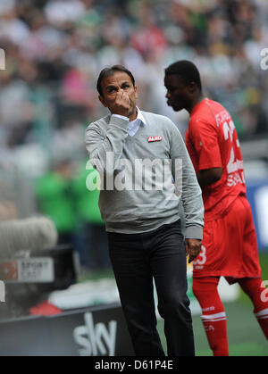 Augsburgs Trainer Jos Luhukay reibt seine Nase während Fußball Bundesligaspiel zwischen Borussia Moenchengladbach und FC Augsburg im Borussia-Park-Stadion in Mönchengladbach, 28. April 2012. Foto: Jonas Guettler (Achtung: EMBARGO Bedingungen! Die DFL ermöglicht die weitere Nutzung der Bilder im IPTV, mobile Dienste und anderen neuen Technologien erst frühestens Stockfoto