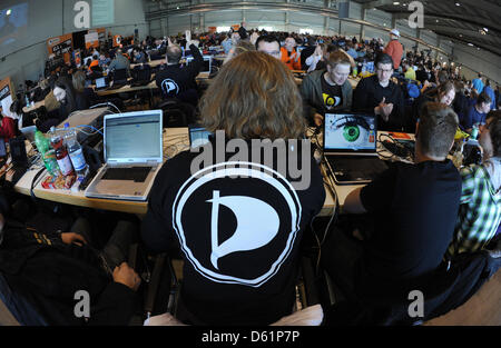 Parteimitglieder Folgen der Bundespartei Treffen der Piratenpartei auf der zweitägigen Jahrestagung der Partei in Neumünster, Deutschland, 29. April 2012. Jahrestagung der deutschen Piraten findet in Neumünster über das Wochenende 28 und 29. April mit jedem Mitglied stimmberechtigt. Einige 2.000 Piraten sollen dem Parteitag zu besuchen. Piraten-Partei Deutschlands, die fr Stockfoto