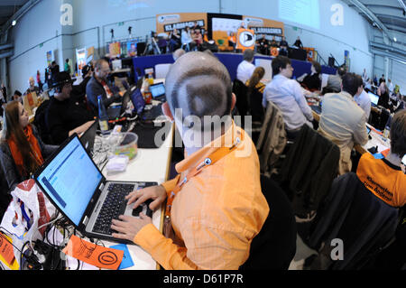 Parteimitglieder Folgen der Bundespartei Treffen der Piratenpartei auf der zweitägigen Jahrestagung der Partei in Neumünster, Deutschland, 29. April 2012. Jahrestagung der deutschen Piraten findet in Neumünster über das Wochenende 28 und 29. April mit jedem Mitglied stimmberechtigt. Einige 2.000 Piraten sollen dem Parteitag zu besuchen. Piraten-Partei Deutschlands, die fr Stockfoto