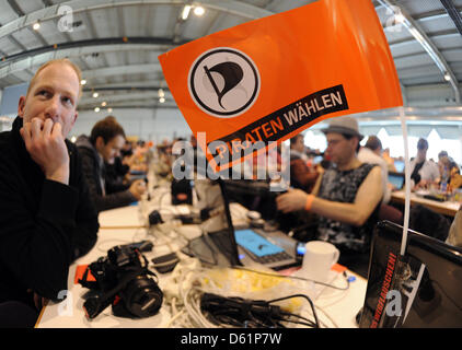 Parteimitglieder Folgen der Bundespartei Treffen der Piratenpartei auf der zweitägigen Jahrestagung der Partei in Neumünster, Deutschland, 29. April 2012. Jahrestagung der deutschen Piraten findet in Neumünster über das Wochenende 28 und 29. April mit jedem Mitglied stimmberechtigt. Einige 2.000 Piraten sollen dem Parteitag zu besuchen. Piraten-Partei Deutschlands, die fr Stockfoto