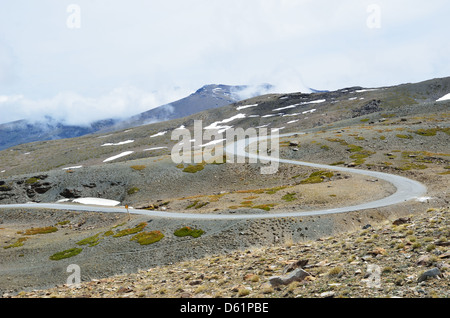 Serpentinenstraße im Frühjahr Sierra Nevada Stockfoto