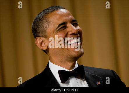 US-Präsident Barack Obama lacht während 2012 White House Correspondents Association Dinner in einem Hotel in Washington, DC, USA, 28. April 2012. Foto: Kristoffer Tripplaar / Pool über CNP Stockfoto