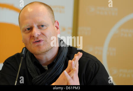 Neuer Vorstandsvorsitzender der Bundesrepublik Pirate Party Bernd Schloemer besucht eine Pressekonferenz während der zweitägigen Jahrestagung der Partei in Neumünster, Deutschland, 29. April 2012. Jahrestagung der deutschen Piraten findet in Neumünster über das Wochenende 28 und 29. April mit jedem Mitglied stimmberechtigt. Einige 2.000 Piraten sollen dem Parteitag zu besuchen. Deutschland " Stockfoto