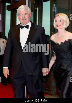 Ehemaliger Sprecher des die uns Repräsentantenhauses Newt Gingrich (Republikanische of Georgia) und seine Frau Calista ankommen für 2012 White House Correspondents Association Dinner in einem Hotel in Washington, DC, USA, am 28. April 2012 statt. Foto: Ron Sachs / CNP (Achtung: Embargo bis 4:00 PM EDT, Sonntag, 29. April 2012 - NO New York oder New Jersey Zeitungen oder Zeitschriften 75 Meile Umkreis von neuen Y Stockfoto