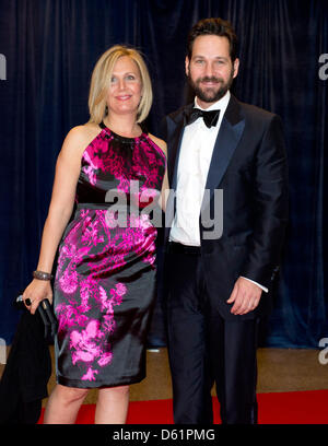 US-Schauspieler Paul Rudd und seine Frau Julie Yaeger kommen für 2012 White House Correspondents Association Dinner in einem Hotel in Washington, DC, USA, am 28. April 2012 statt. Foto: Ron Sachs / CNP (Achtung: Embargo bis 4:00 PM EDT, Sonntag, 29. April 2012 - NO New York oder New Jersey Zeitungen oder Zeitschriften in einem Umkreis von 75 Meilen von New York City) Stockfoto