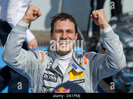 Britische Mercedes-Race-Pilot Gary Paffett gewinnt das erste Rennen der Deutschen Tourenwagen Masters (DTM) auf dem Hockenheimring in Hockenheim, Deutschland, 29. April 2012. Foto: UWE ANSPACH Stockfoto