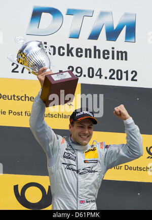 Britische Mercedes-Race-Pilot Gary Paffett gewinnt das erste Rennen der Deutschen Tourenwagen Masters (DTM) auf dem Hockenheimring in Hockenheim, Deutschland, 29. April 2012. Foto: UWE ANSPACH Stockfoto