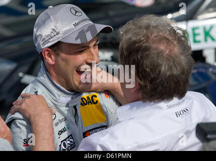 Mercedes-Sportdirektor Norbert Haug (R) gratuliert britischer Mercedes-Race-Pilot Gary Paffett gewann das erste Rennen der Deutschen Tourenwagen Masters (DTM) auf dem Hockenheimring in Hockenheim, Deutschland, 29. April 2012. Foto: UWE ANSPACH Stockfoto