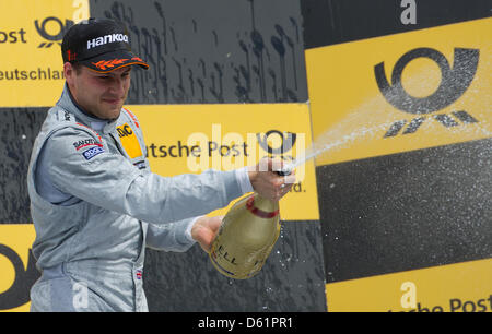 Britische Mercedes-Race-Pilot Gary Paffett gewinnt das erste Rennen der Deutschen Tourenwagen Masters (DTM) auf dem Hockenheimring in Hockenheim, Deutschland, 29. April 2012. Foto: UWE ANSPACH Stockfoto