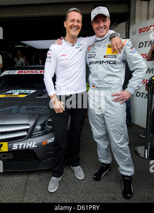 Die Brüder Michael (L) und Ralf Schumacher stehen im ersten Rennen der Deutschen Tourenwagen Masters (DTM) auf dem Hockenheimring in Hockenheim, Deutschland, 29. April 2012 auf die Boxengasse. Foto: UWE ANSPACH Stockfoto