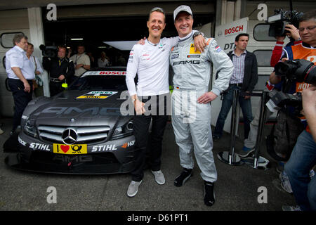 Die Brüder Michael (L) und Ralf Schumacher stehen im ersten Rennen der Deutschen Tourenwagen Masters (DTM) auf dem Hockenheimring in Hockenheim, Deutschland, 29. April 2012 auf die Boxengasse. Foto: UWE ANSPACH Stockfoto