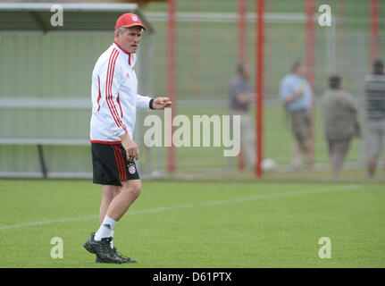 Bayern Trainer Jupp Heynckes beobachtet die Aktion auf dem Spielfeld während einer Übung des Fußball-Bundesligisten FC Bayern München auf der Club Sportplatz in München, 29. April 2012. Foto: Felix Hoerhager Stockfoto