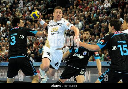 Kieler Filip Jicha springt um gegen Zagrebs Marino Maric (L), Marko Kopljar und Jakov Gojun (R) zu schießen, während die Handball Champions League Viertel Finale Rückspiel-match zwischen THW Kiel und Kroatien Zagrebat die Sparkassen-Arena in Kiel, Deutschland, 29. April 2012. Foto: CARSTEN REHDER Stockfoto