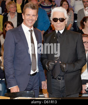 ZDF Moderator Markus Lanz (L) und Deutsche Modedesigner Karl Lagerfeld posieren für ein Foto nach der Aufnahme der TV-Talkshow "Markus Lanz" des deutschen öffentlichen Rundfunk Sender ZDF in Hamburg, Deutschland, 12. April 2012. Foto: Georg Wendt Stockfoto