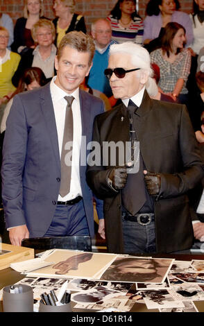 ZDF Moderator Markus Lanz (L) und Deutsche Modedesigner Karl Lagerfeld posieren für ein Foto nach der Aufnahme von TV-Talkshow "Markus Lanz" des deutschen öffentlichen Rundfunk Sender ZDF in Hamburg, Deutschland, 12. April 2012. Foto: Georg Wendt Stockfoto