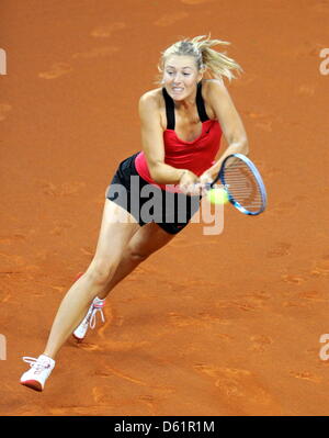 Maria Sharapova Russlands spielt gegen Victoria Azarenka aus Weißrussland während das Finale auf der WTA-Tennis-Turnier in Stuttgart, Deutschland, 29. April 2012. Foto: BERND WEISSBROD Stockfoto