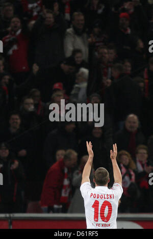 () - ein Dpa-Datei Bild datiert 10. Dezember 2011 Kölner Stürmer Lukas Podolski feiert sein 4-0 Tor in der Bundesliga-Partie 1 zeigt. FC Köln gegen SC Freiburg in Köln. Am 30. April 2012 bekannt Podolski, dass er in der Saison 2012 / 13 für Londoner Arsenal spielen wird. Foto: ROLF VENNENBERND Stockfoto