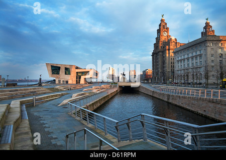 Ferry Terminal, Pier Head, The Liver Building in der UNESCO bezeichnet World Heritage Maritime City, Liverpool, Merseyside, Großbritannien Stockfoto