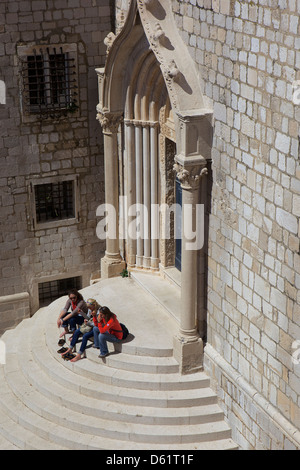 Touristen sitzen auf den Stufen der Kirche, die alte Stadt von Dubrovnik, UNESCO-Weltkulturerbe, Kroatien, Europa Stockfoto