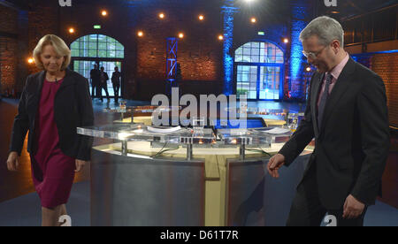 NRW-Ministerpräsidentin Hannelore Kraft und Herausforderer, Bundesumweltminister Norbert Roettgen, stehen sich in einem TV-Duell in Köln, 30. April 2012. Foto: Federico Gambarini Stockfoto