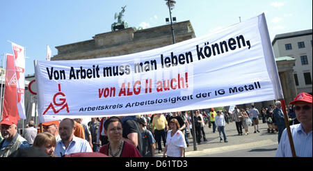 Menschen nehmen Teil an einer Demonstration des Deutschen Gewerkschaftsbundes DGB in Berlin, Deutschland, 1. Mai 2012 jaulenden. Am Maifeiertag (International Workers' Day) sind der 1. Mai Demonstrationen für soziale Gerechtigkeit und faire Löhne in ganz Deutschland statt. Foto: RAINER JENSEN Stockfoto