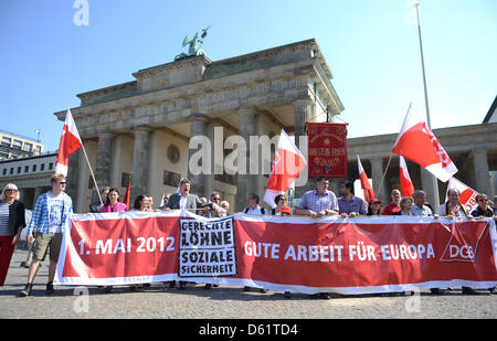 Menschen nehmen Teil an einer Demonstration des Deutschen Gewerkschaftsbundes DGB in Berlin, Deutschland, 1. Mai 2012 jaulenden. Am Maifeiertag (International Workers' Day) sind der 1. Mai Demonstrationen für soziale Gerechtigkeit und faire Löhne in ganz Deutschland statt. Foto: RAINER JENSEN Stockfoto