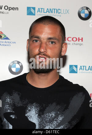 Russische Tennisspielerin Mikhail Youzhny kommt bei den BMW Open Players Party im Palais Lenbach in München, 30. April 2012. Zahlreiche Prominente feierten 25 Jahre der BMW Open. Das Turnier dauert bis 6. Mai 2012. Foto: URSULA Düren Stockfoto