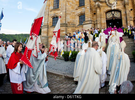 Cardinal Reinhard Marx (C) und den bayerischen Bischöfen Fuß in einer Prozession zur Basilika der Vierzehn Nothelfer in der Nähe von Bad Steffelstein, Deutschland, 1. Mai 2012. Die Bischöfe machen eine Wallfahrt mit Gläubigen in der Basilika der Vierzehn Nothelfer, eine heilige Messe zu feiern. Mai ist der Monat der Maria in der Tradition der katholischen Kirche. Foto: DANIEL KARMANN Stockfoto