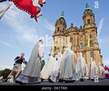 Die bayerischen Bischöfe Fuß in einer Prozession zur Basilika der Vierzehn Nothelfer in der Nähe von Bad Steffelstein, Deutschland, 1. Mai 2012. Die Bischöfe machen eine Wallfahrt mit Gläubigen in der Basilika der Vierzehn Nothelfer, eine heilige Messe zu feiern. Mai ist der Monat der Maria in der Tradition der katholischen Kirche. Foto: DANIEL KARMANN Stockfoto