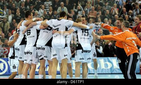 Kieler Spieler feiern ihren Sieg nach dem Handball-Bundesliga-Spiel zwischen THW Kiel und SC Magdeburg in der Sparkassen Arena in Kiel, Deutschland, 1. Mai 2012. Der Sieg sicherte sich den 17. deutschen Meistertitel für THW Kiel früher als geplant. Foto: Carsten Rehder Stockfoto