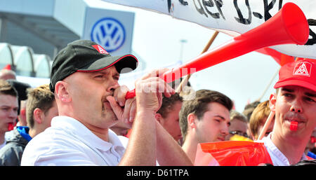 Rund 3.500 Mitarbeiter des Volkswagenwerks Sachsen beteiligen sich an einem einem IG Metall Warnung Streik vor dem Werk in Zwickau, Deutschland, 2. Mai 2012. Metallarbeitergewerkschaft, die IG Metall verlangt eine 6,5 Prozent Gehaltserhöhung für die rund 3,6 Millionen Metallarbeiter in Deutschland sowie unbefristete Beschäftigung Verträge für ehemalige Auszubildende und ein größeres Mitspracherecht der Arbeitnehmervertreter in die Einstellung Stockfoto