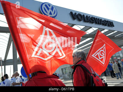 Rund 3.500 Mitarbeiter des Volkswagenwerks Sachsen beteiligen sich an einem einem IG Metall Warnung Streik vor dem Werk in Zwickau, Deutschland, 2. Mai 2012. Metallarbeitergewerkschaft, die IG Metall verlangt eine 6,5 Prozent Gehaltserhöhung für die rund 3,6 Millionen Metallarbeiter in Deutschland sowie unbefristete Beschäftigung Verträge für ehemalige Auszubildende und ein größeres Mitspracherecht der Arbeitnehmervertreter in die Einstellung Stockfoto