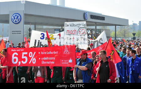 Rund 3.500 Mitarbeiter des Volkswagenwerks Sachsen beteiligen sich an einem einem IG Metall Warnung Streik vor dem Werk in Zwickau, Deutschland, 2. Mai 2012. Metallarbeitergewerkschaft, die IG Metall verlangt eine 6,5 Prozent Gehaltserhöhung für die rund 3,6 Millionen Metallarbeiter in Deutschland sowie unbefristete Beschäftigung Verträge für ehemalige Auszubildende und ein größeres Mitspracherecht der Arbeitnehmervertreter in die Einstellung Stockfoto