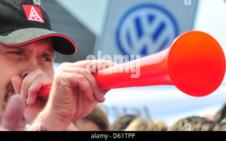 Rund 3.500 Mitarbeiter des Volkswagenwerks Sachsen beteiligen sich an einem einem IG Metall Warnung Streik vor dem Werk in Zwickau, Deutschland, 2. Mai 2012. Metallarbeitergewerkschaft, die IG Metall verlangt eine 6,5 Prozent Gehaltserhöhung für die rund 3,6 Millionen Metallarbeiter in Deutschland sowie unbefristete Beschäftigung Verträge für ehemalige Auszubildende und ein größeres Mitspracherecht der Arbeitnehmervertreter in die Einstellung Stockfoto