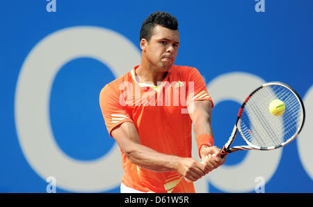 Frankreichs Jo-Wilfried Tsonga spielt gegen Deutschlands Tommy Haas in der Runde der 16 Match auf der ATP-Turnier in München, Deutschland, 2. Mai 2012. Foto: MARC Müller Stockfoto