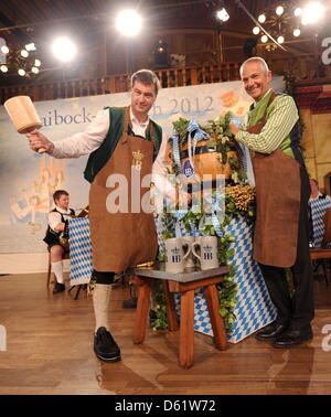 Der Bayerische Finanzminister Markus Söder (CSU, l), Und der Direktor der ersten Hofbräu, Michael Möller Zapfen bin Mittwoch (02.05.2012) in München (Oberbayern) Im Hofbräuhaus Ein Bierfass Jg. Der Maibock-Anstich Steht Seit Einigen Jahren in Rechtssprache Zum Henze-Anstich Auf Dem Nockherberg Und Das Fachpublikum Vergleicht Die Beiden Veranstaltungen. Foto: Tobias Hase Dpa/lby Stockfoto