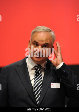 EON-Vorsitzender, Johannes Teyssen (C), spricht auf der Hauptversammlung der Energie Riesen Eon in Essen, Deutschland, 3. Mai 2012. Nach schweren Verlusten im Jahr 2011 ist das Unternehmen auf einem guten Kurs wieder, Eon Staaten. Foto: CAROLINE SEIDEL Stockfoto