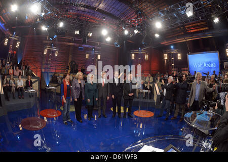 North Rhine-Westphalia Top-Kandidaten, Katharina Schwabedissen (die linke, L-R) aktuelle Ministerpräsidentin Hannelore Kraft, Sylvia Loehrmann (die grünen), deutsche Umwelt Minister Norbert Roettgen (CDU), Christian Lindner (FDP) und Joachim Paul (Piraten Partei) während einer TV-Wahl in Mönchengladbach, 2. Mai 2012 Programm. Foto: Federico Gambarini Stockfoto