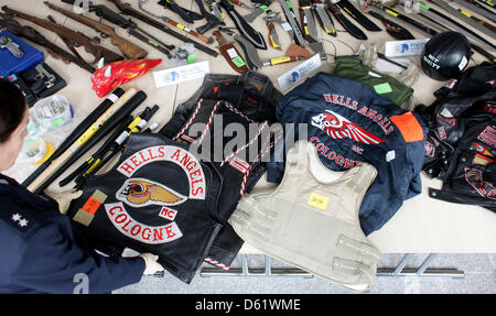 Ein Polizist stellt beschlagnahmten Gegenstände Hauptquartier der Polizei in Köln, Deutschland, 3. Mai 2012. Motorrad-Club "Hells Angels MC Cologne" und Fan-Club "Red Devils MC Cologne" haben verboten und aufgelöst. Foto: Rolf Vennenbernd Stockfoto