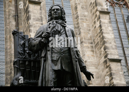 Statue von J.s S. Bach, im Innenhof der Thomaskirche in Leipzig, Deutschland. Stockfoto