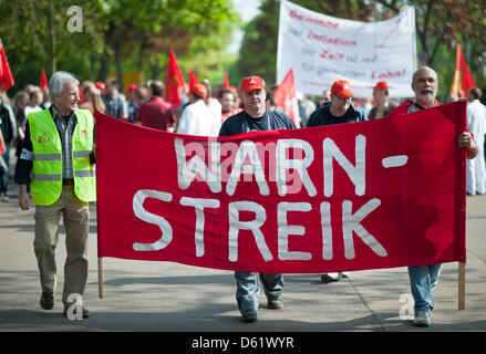 Mitarbeiter der Aufzughersteller Otis geben einen Warnung Streik organisiert von deutschen Metallarbeitergewerkschaft IG Metall in Berlin, Deutschland, 4. Mai 2012. Foto: PEER GRIMM Stockfoto