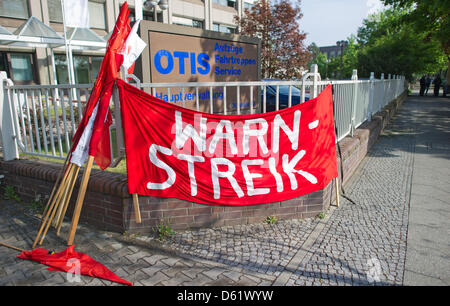 Mitarbeiter der Aufzughersteller Otis geben einen Warnung Streik organisiert von deutschen Metallarbeitergewerkschaft IG Metall in Berlin, Deutschland, 4. Mai 2012. Foto: PEER GRIMM Stockfoto